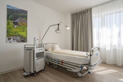 غرفة خاصة داخل مستشفى Gelenk-Klinik في غوندلفينغن، ألمانيا © joint-surgeon غرفت المريض في مستشفى ريهابتورك